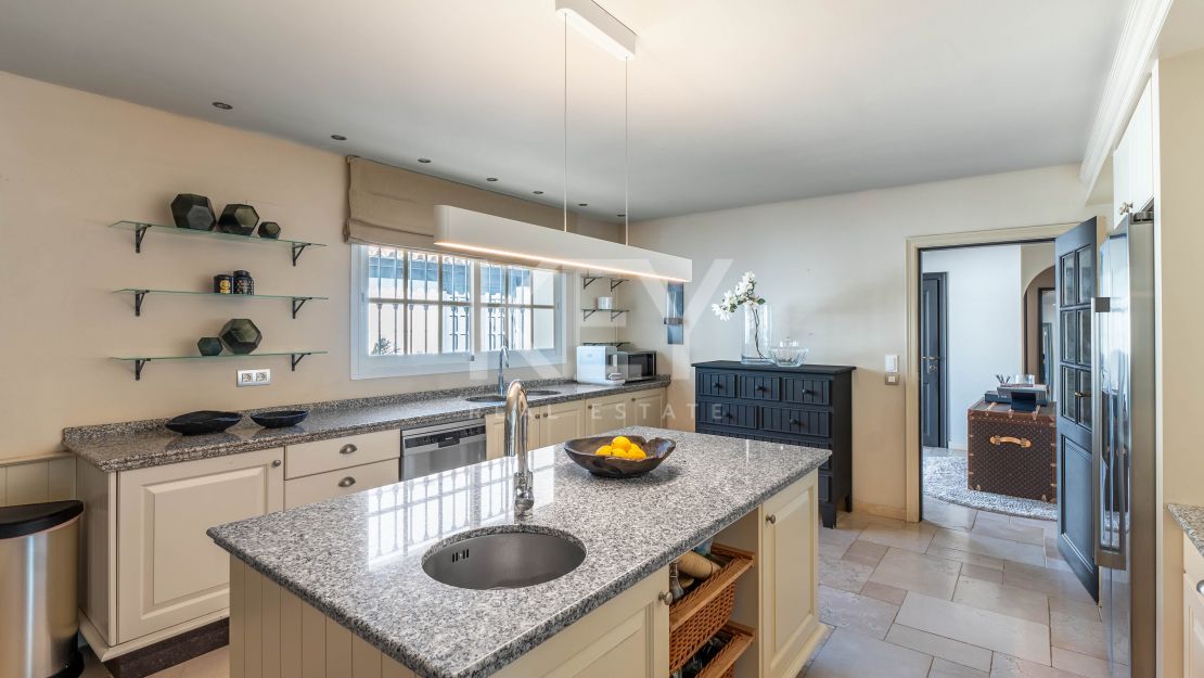 Роскошная вилла в андалузском стиле с панорамным видом на горы и гольф в Нуэва Андалусия, Марбелья