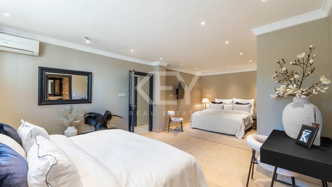 Роскошная вилла в андалузском стиле с панорамным видом на горы и гольф в Нуэва Андалусия, Марбелья