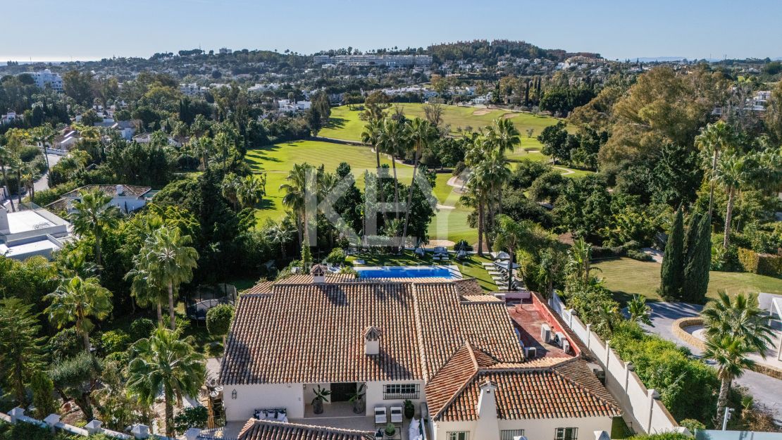 Роскошная вилла в андалузском стиле с панорамным видом на горы и гольф в Нуэва Андалусия, Марбелья