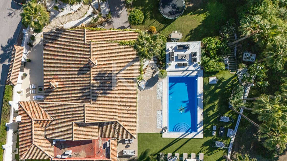 Роскошная вилла в андалузском стиле с панорамным видом на горы и гольф в Нуэва Андалусия, Марбелья