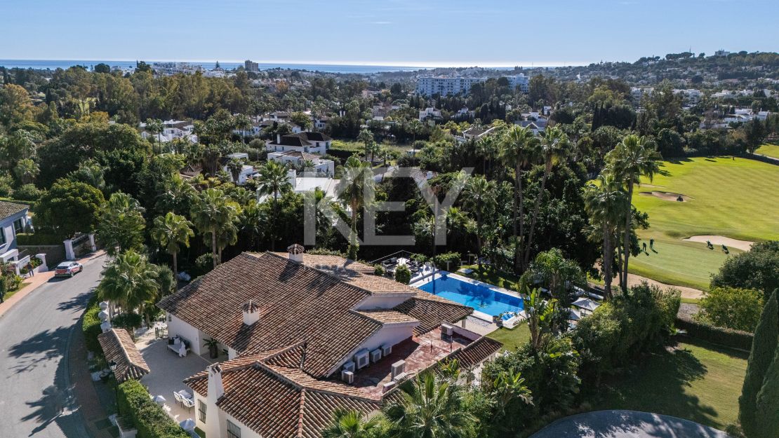 Роскошная вилла в андалузском стиле с панорамным видом на горы и гольф в Нуэва Андалусия, Марбелья