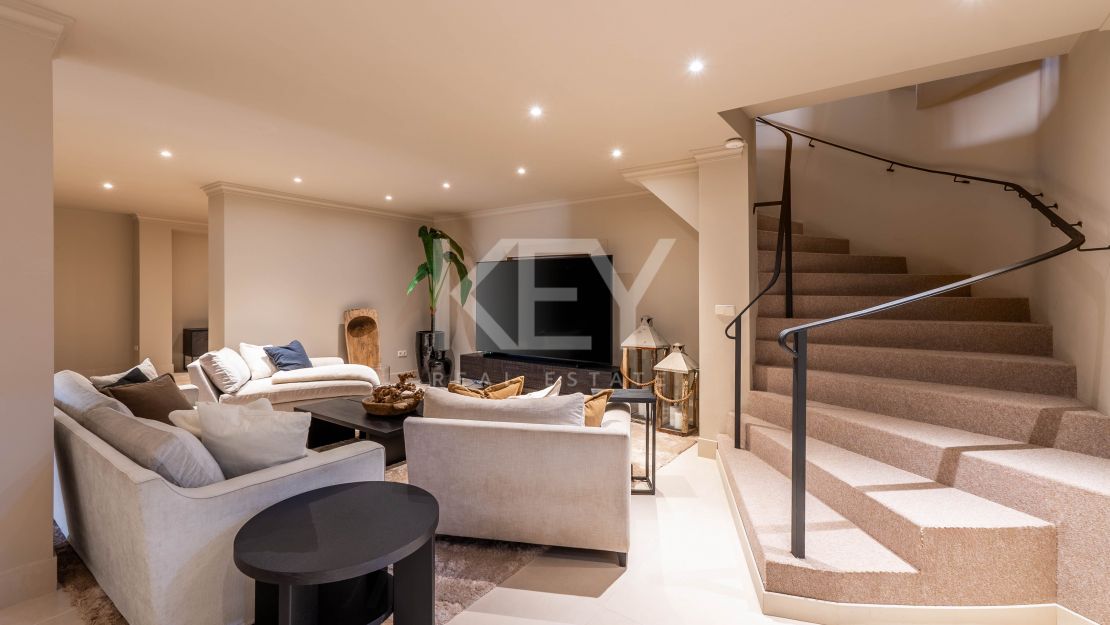 Роскошная вилла в андалузском стиле с панорамным видом на горы и гольф в Нуэва Андалусия, Марбелья