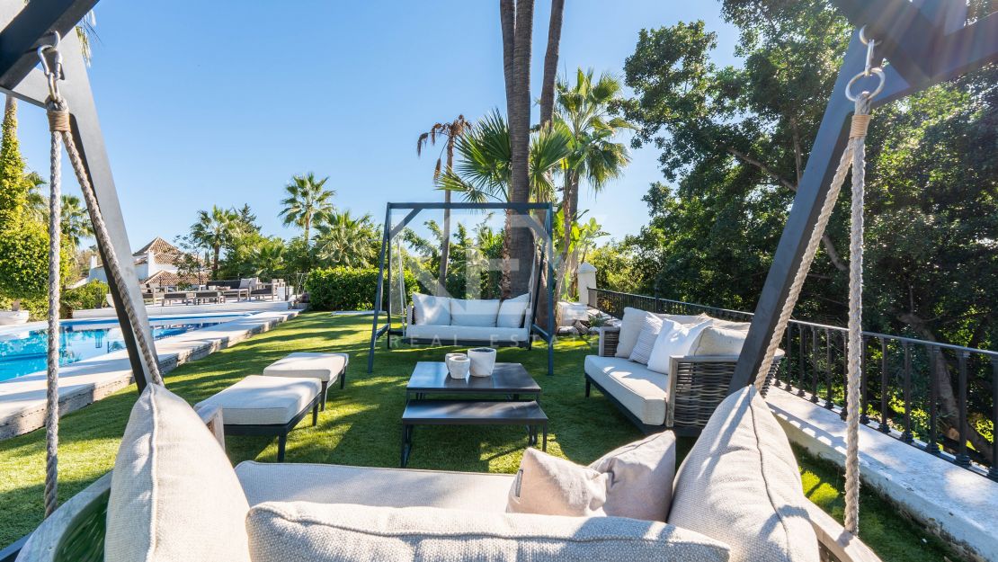 Роскошная вилла в андалузском стиле с панорамным видом на горы и гольф в Нуэва Андалусия, Марбелья