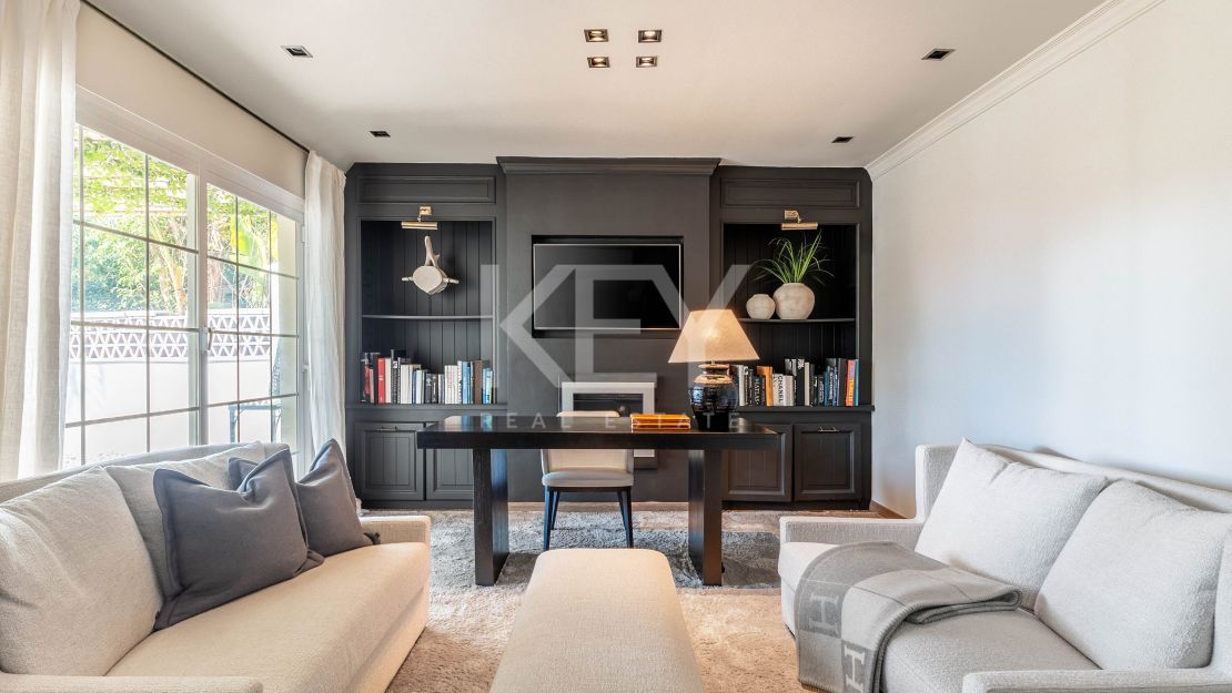 Роскошная вилла в андалузском стиле с панорамным видом на горы и гольф в Нуэва Андалусия, Марбелья