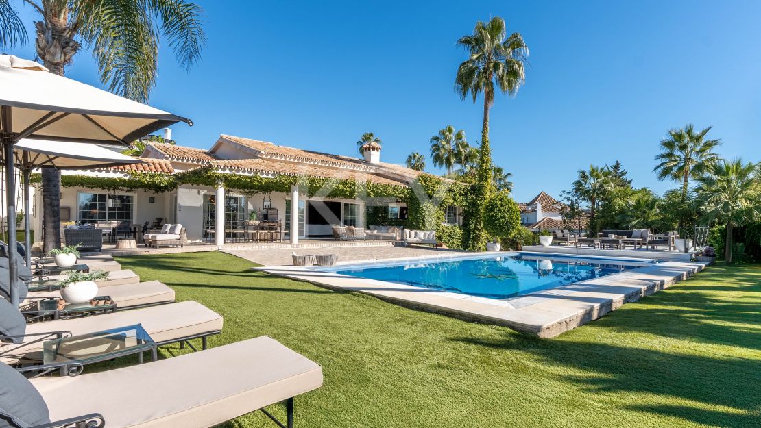 Роскошная вилла в андалузском стиле с панорамным видом на горы и гольф в Нуэва Андалусия, Марбелья