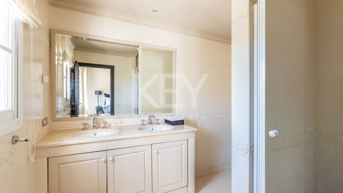 Роскошная вилла в андалузском стиле с панорамным видом на горы и гольф в Нуэва Андалусия, Марбелья