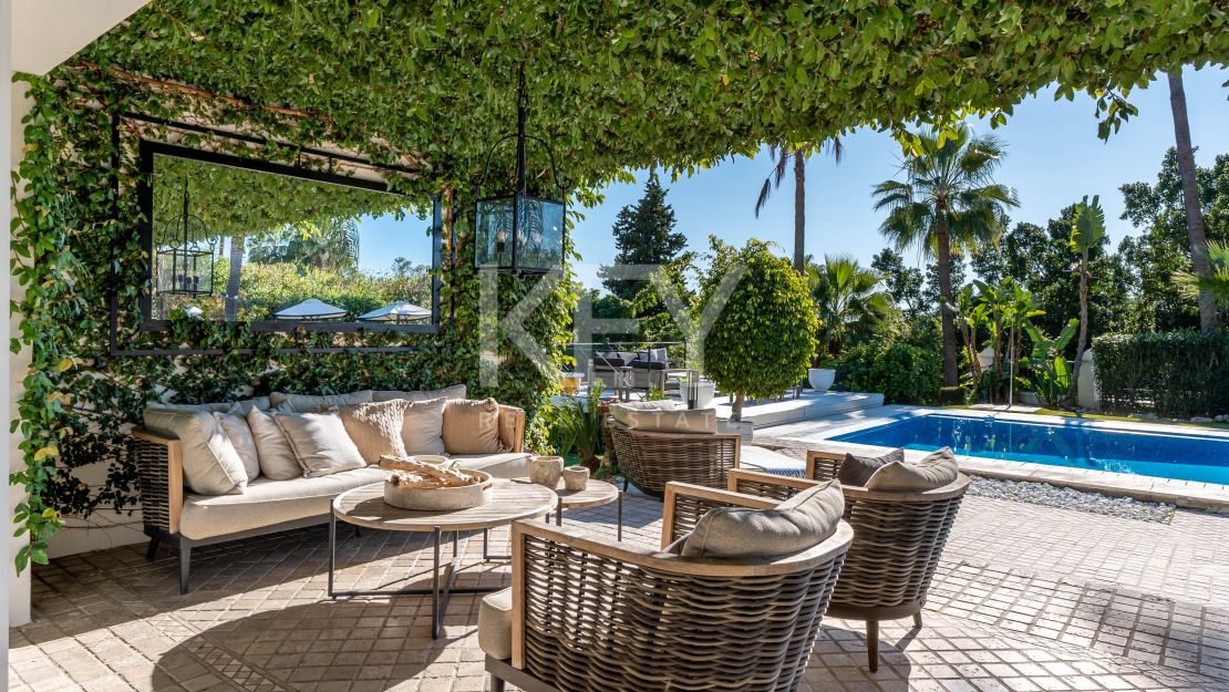 Роскошная вилла в андалузском стиле с панорамным видом на горы и гольф в Нуэва Андалусия, Марбелья