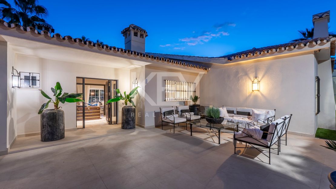 Роскошная вилла в андалузском стиле с панорамным видом на горы и гольф в Нуэва Андалусия, Марбелья