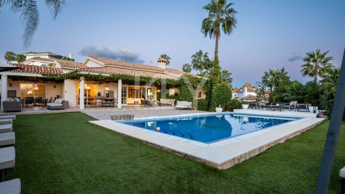 Роскошная вилла в андалузском стиле с панорамным видом на горы и гольф в Нуэва Андалусия, Марбелья