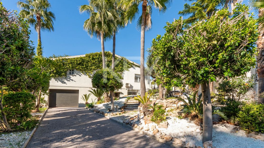 Роскошная вилла в андалузском стиле с панорамным видом на горы и гольф в Нуэва Андалусия, Марбелья