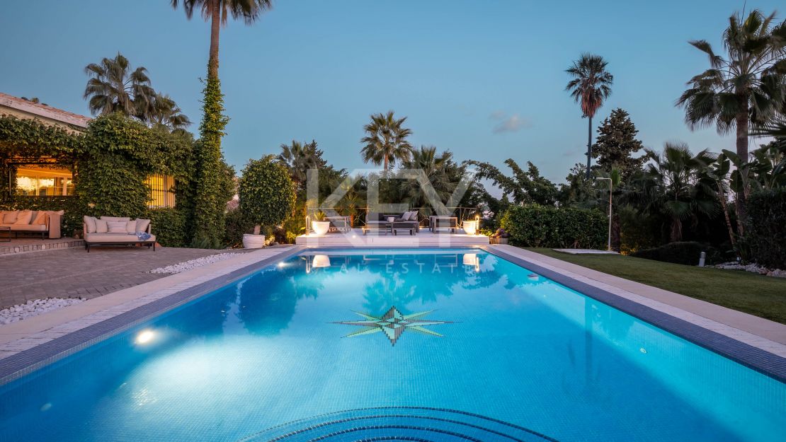 Роскошная вилла в андалузском стиле с панорамным видом на горы и гольф в Нуэва Андалусия, Марбелья