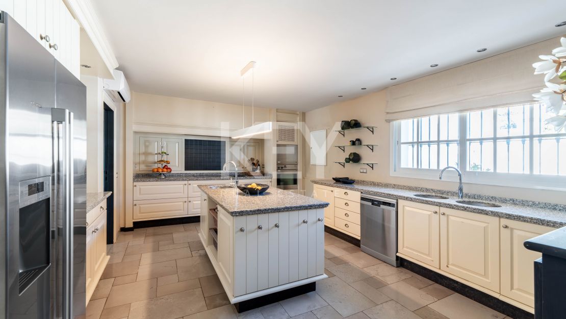 Роскошная вилла в андалузском стиле с панорамным видом на горы и гольф в Нуэва Андалусия, Марбелья