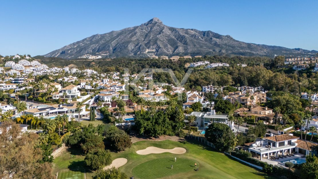 Роскошная вилла в андалузском стиле с панорамным видом на горы и гольф в Нуэва Андалусия, Марбелья