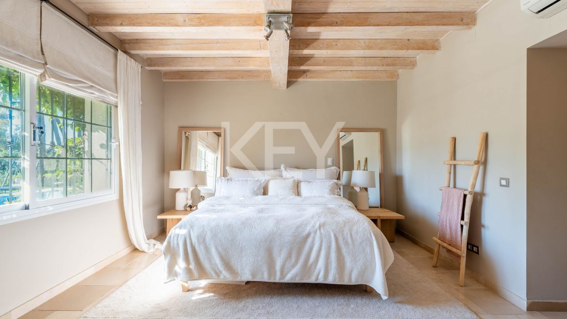 Роскошная вилла в андалузском стиле с панорамным видом на горы и гольф в Нуэва Андалусия, Марбелья