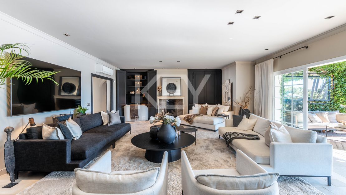 Роскошная вилла в андалузском стиле с панорамным видом на горы и гольф в Нуэва Андалусия, Марбелья