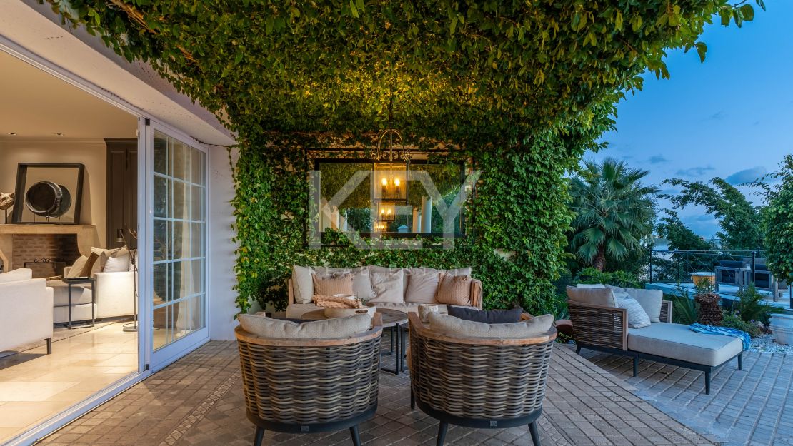 Роскошная вилла в андалузском стиле с панорамным видом на горы и гольф в Нуэва Андалусия, Марбелья