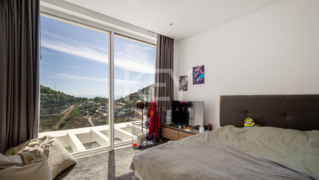 Современный пентхаус с панорамным видом на горы в Palo Alto, Охен