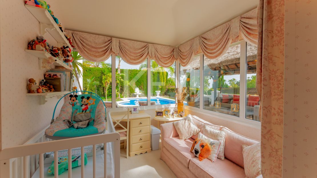 Classic villa with sea views in El Herrojo, Benahavís