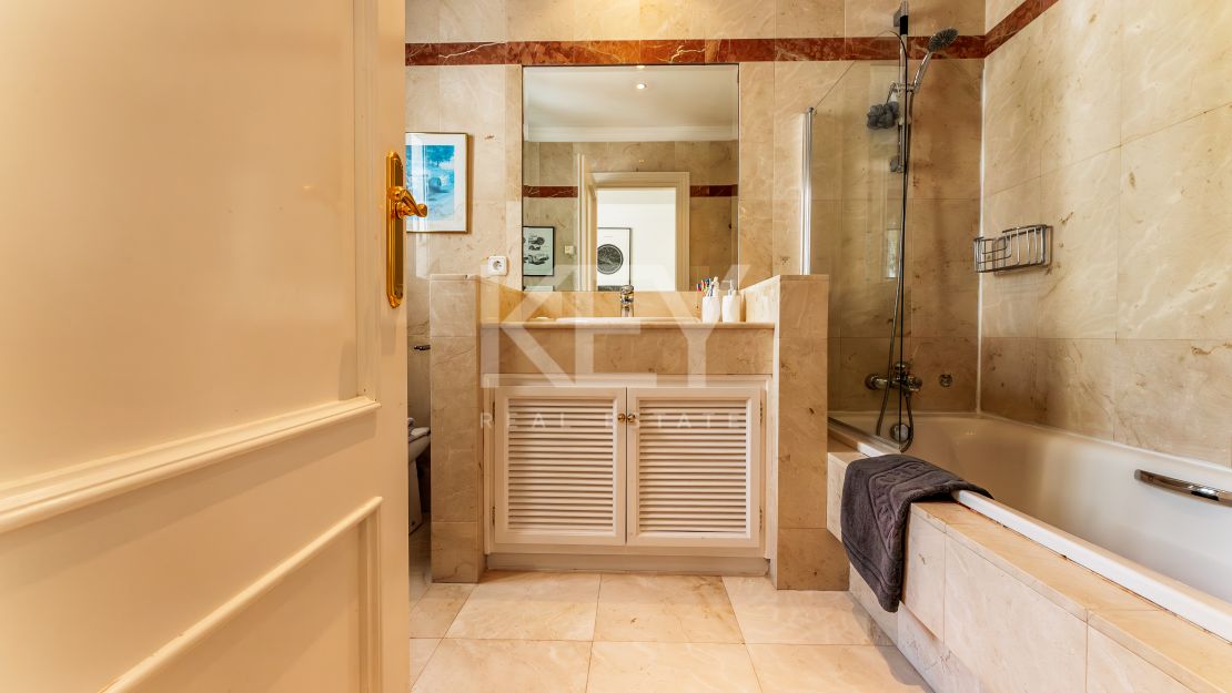 Classic villa with sea views in El Herrojo, Benahavís