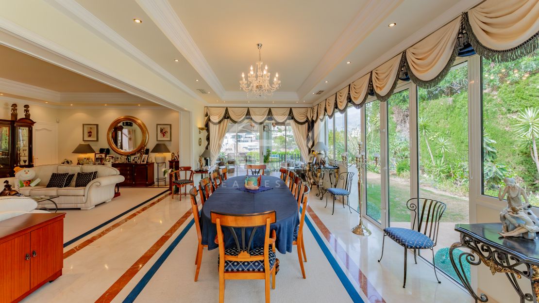 Classic villa with sea views in El Herrojo, Benahavís