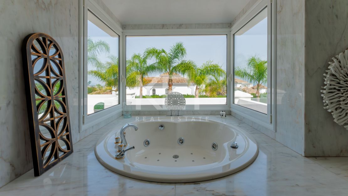 Classic villa with sea views in El Herrojo, Benahavís