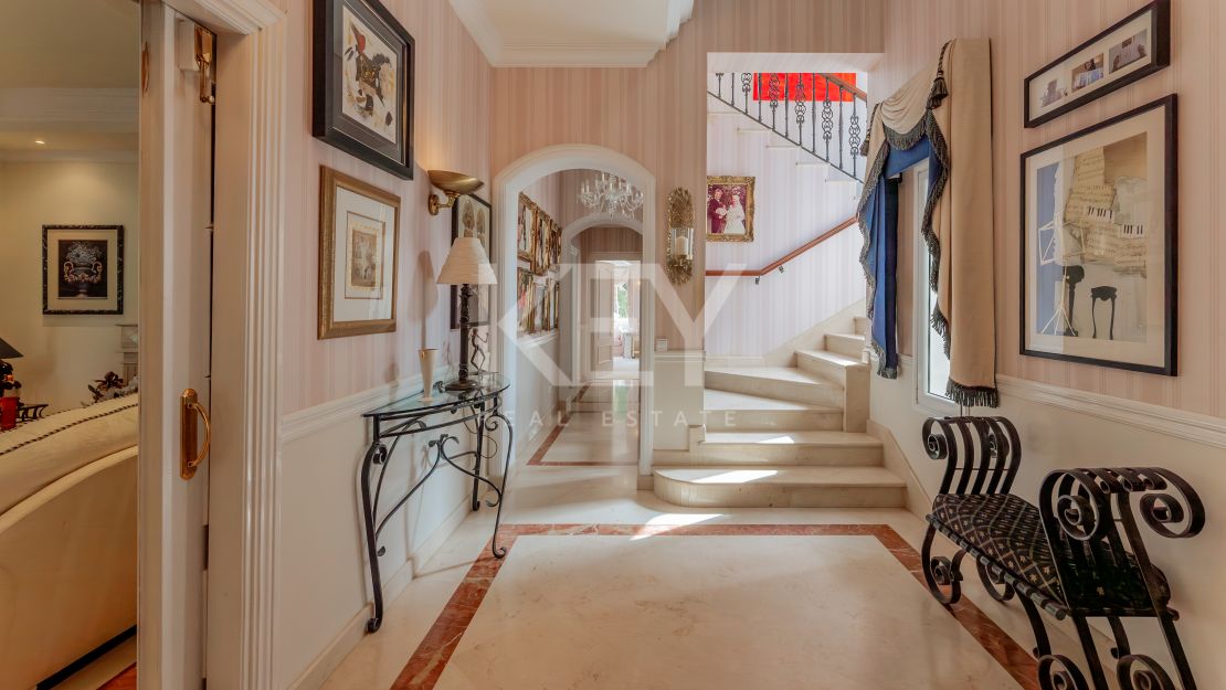 Classic villa with sea views in El Herrojo, Benahavís