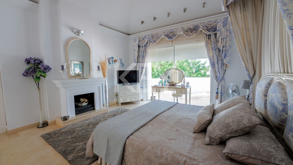 Classic villa with sea views in El Herrojo, Benahavís