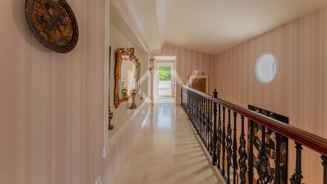 Classic villa with sea views in El Herrojo, Benahavís