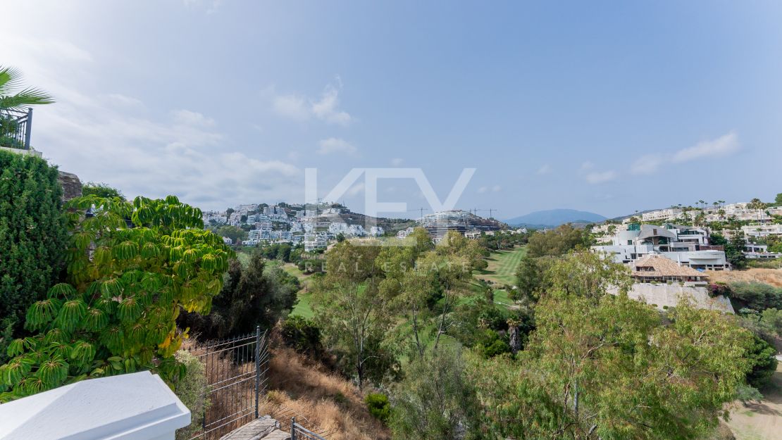 Classic villa with sea views in El Herrojo, Benahavís