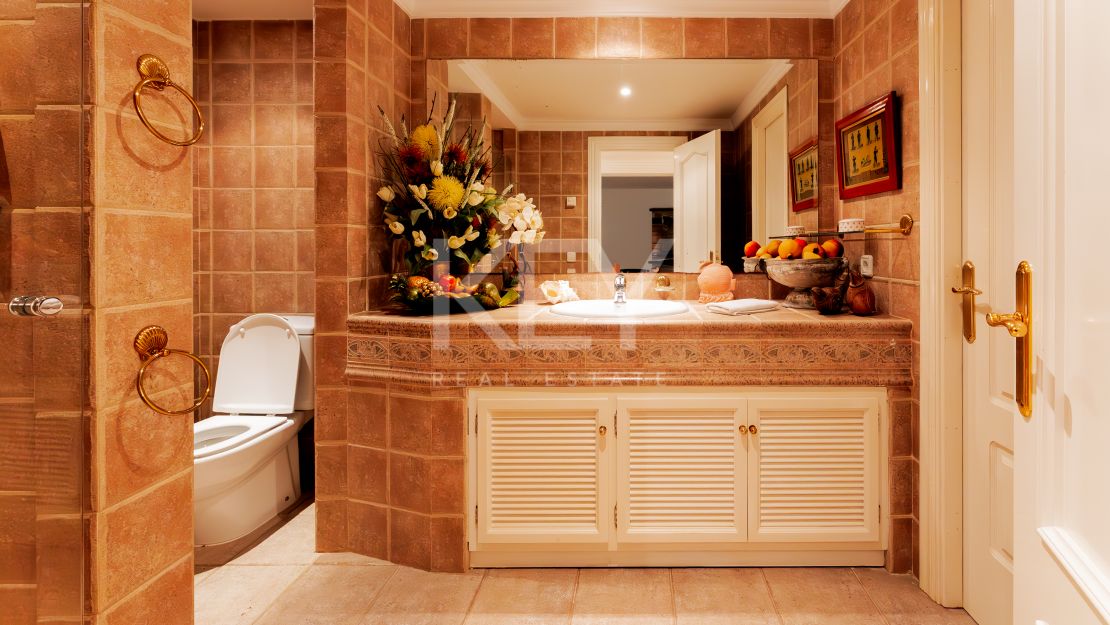 Classic villa with sea views in El Herrojo, Benahavís