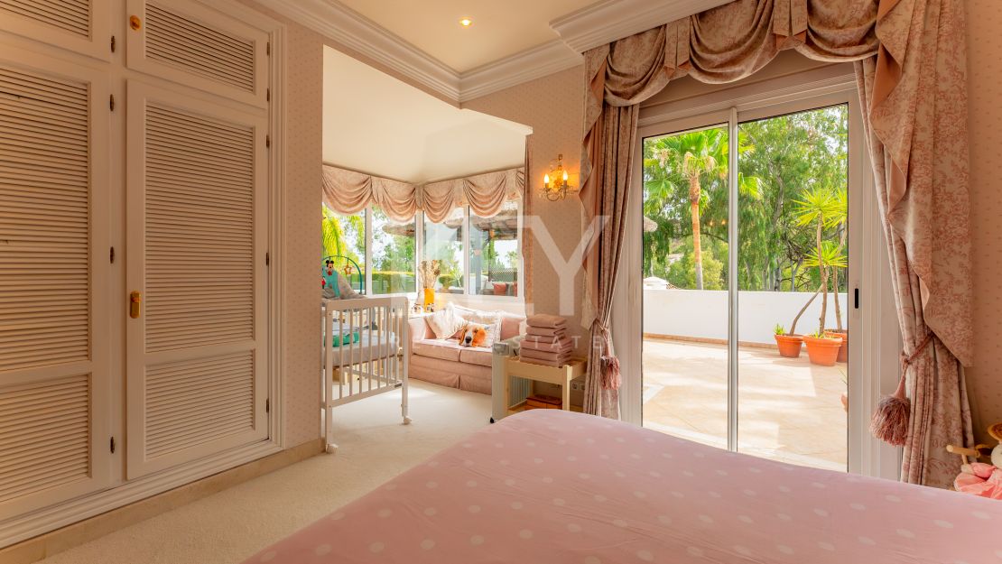 Classic villa with sea views in El Herrojo, Benahavís