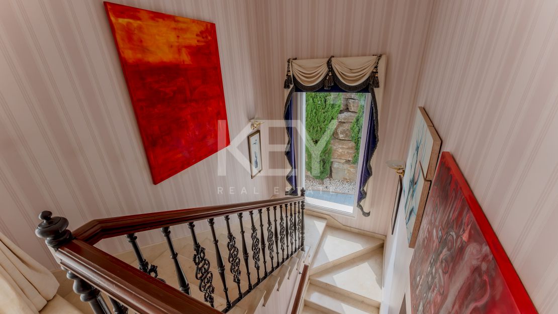 Classic villa with sea views in El Herrojo, Benahavís