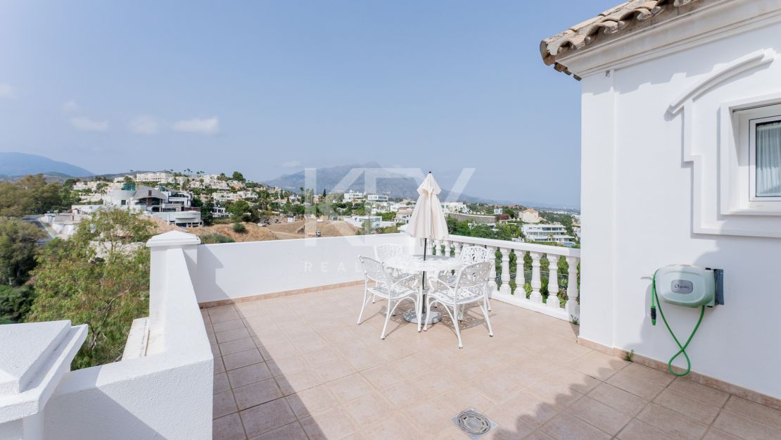 Classic villa with sea views in El Herrojo, Benahavís