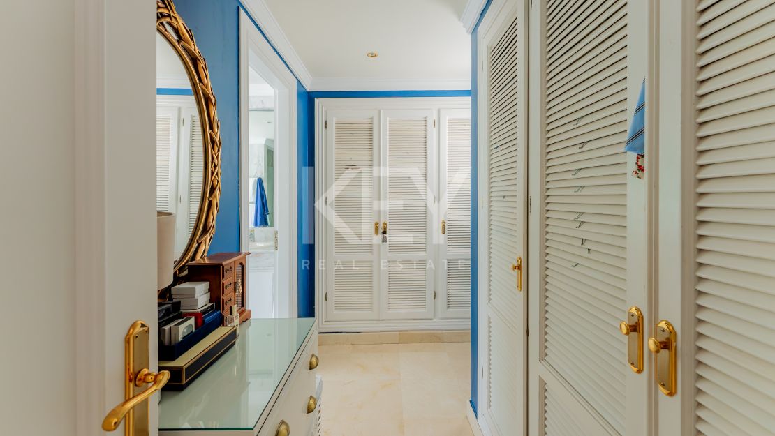 Classic villa with sea views in El Herrojo, Benahavís