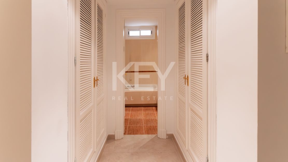 Classic villa with sea views in El Herrojo, Benahavís