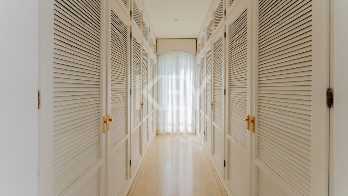 Classic villa with sea views in El Herrojo, Benahavís