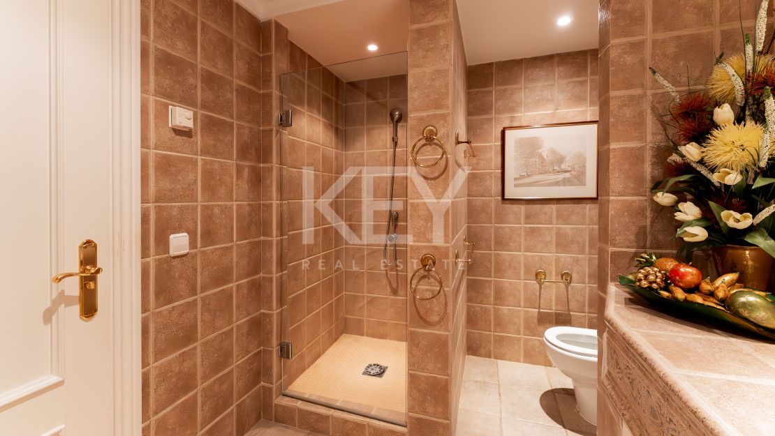 Classic villa with sea views in El Herrojo, Benahavís