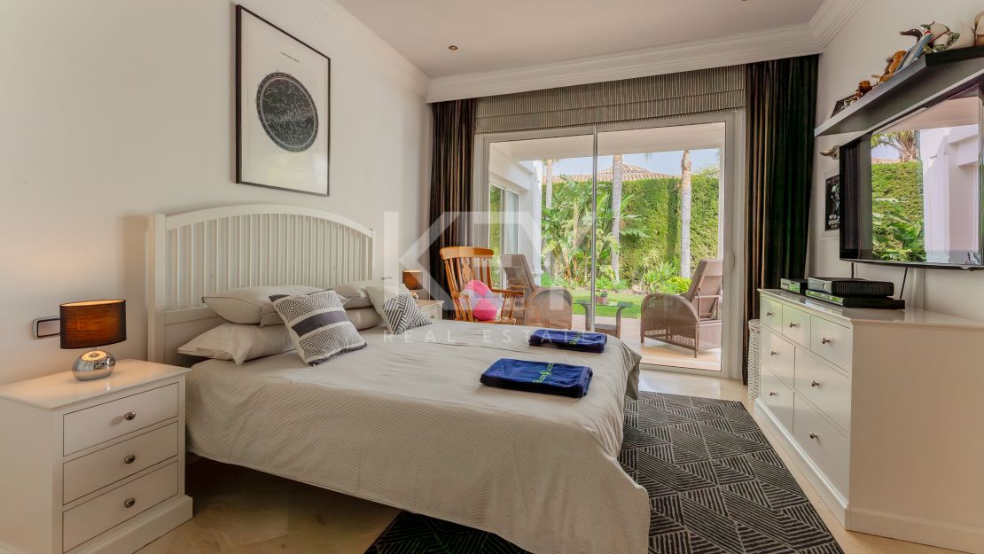 Classic villa with sea views in El Herrojo, Benahavís