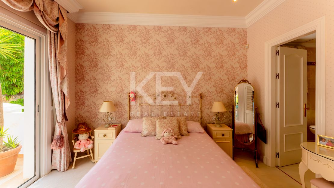 Classic villa with sea views in El Herrojo, Benahavís