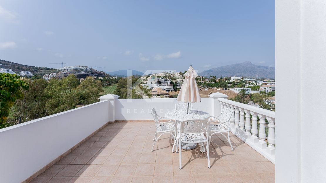 Classic villa with sea views in El Herrojo, Benahavís