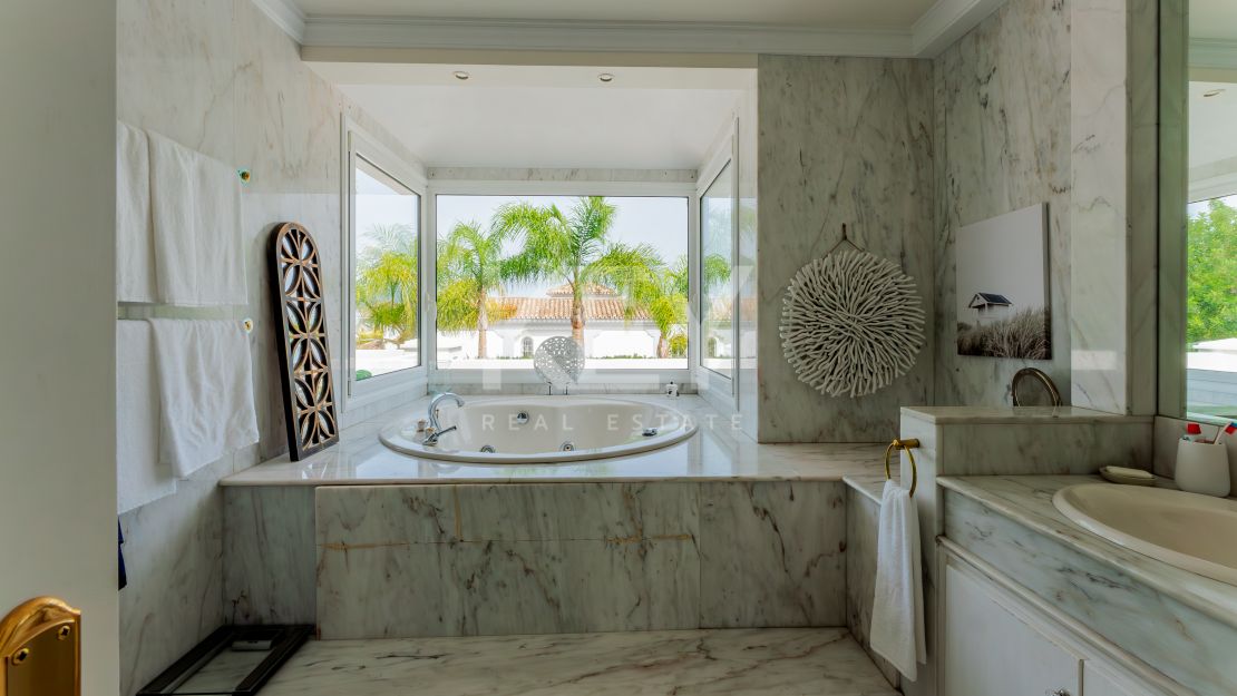 Classic villa with sea views in El Herrojo, Benahavís