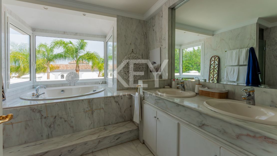 Classic villa with sea views in El Herrojo, Benahavís