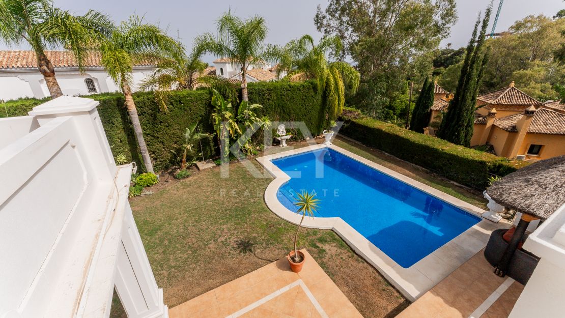 Classic villa with sea views in El Herrojo, Benahavís