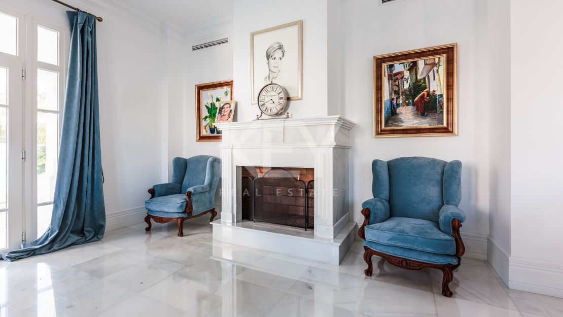 Spacious 13-bedroom villa with pool in Marbella Centre