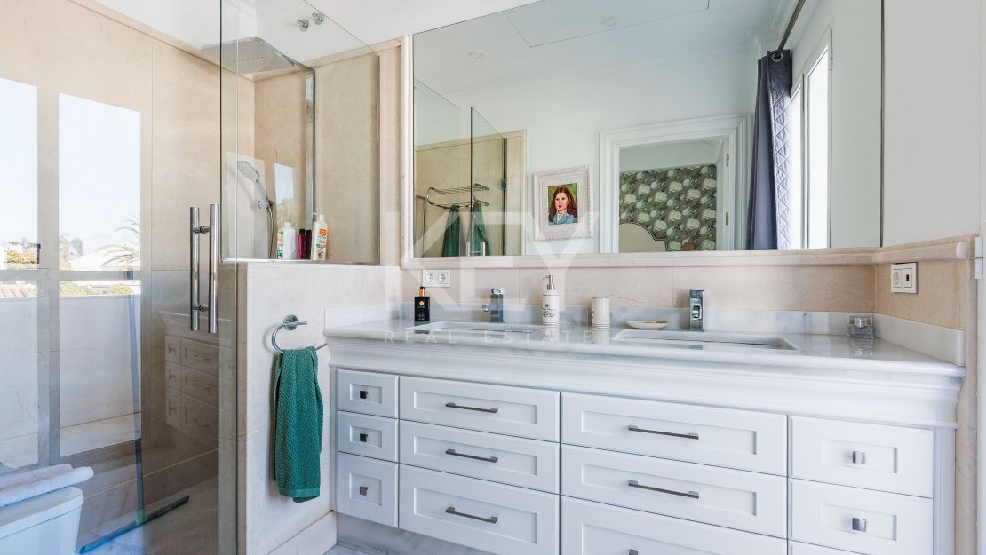 Spacious 13-bedroom villa with pool in Marbella Centre