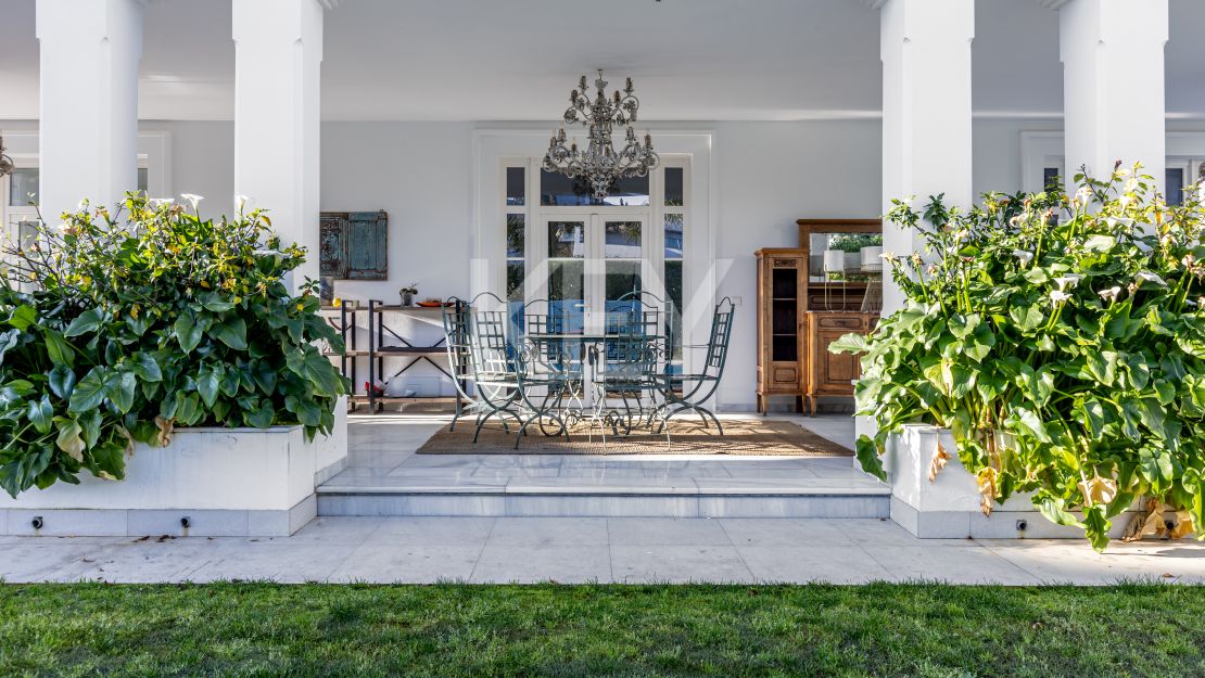 Spacious 13-bedroom villa with pool in Marbella Centre