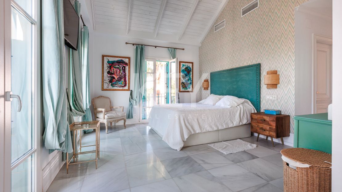 Spacious 13-bedroom villa with pool in Marbella Centre