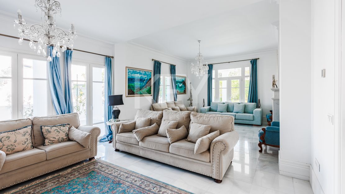 Spacious 13-bedroom villa with pool in Marbella Centre