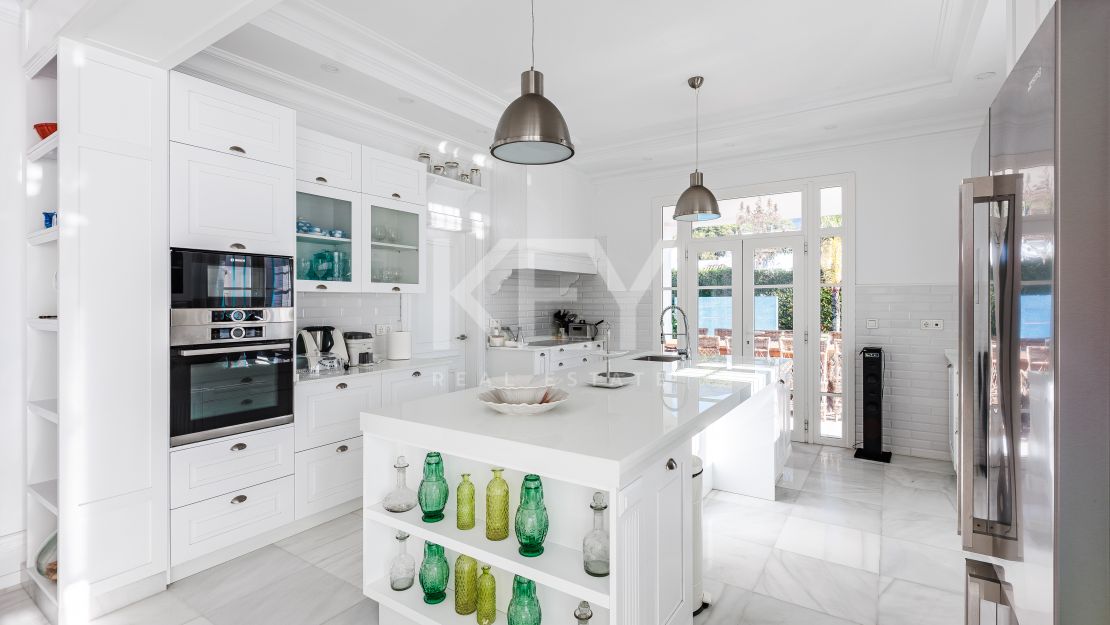 Spacious 13-bedroom villa with pool in Marbella Centre