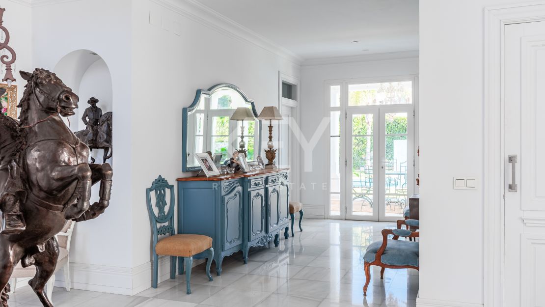 Spacious 13-bedroom villa with pool in Marbella Centre